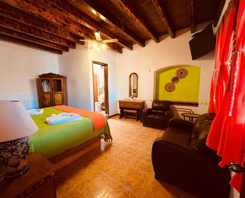 a bedroom with a bed and a desk in a room at Hotel El Aguila, Villa del Carbón in Villa del Carbón