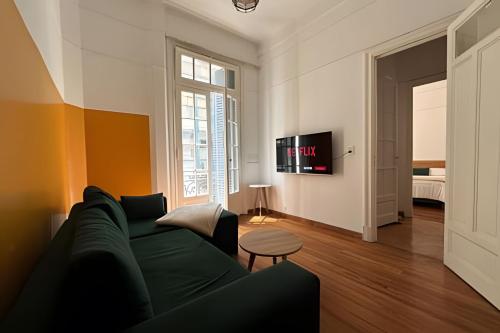 a living room with a couch and a tv at A metros de todo - Moderno. Hasta 7 pax. #26 in Buenos Aires