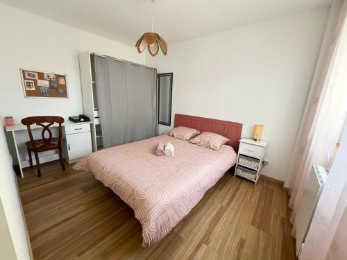 a bedroom with a bed with two stuffed animals on it at Perle rare, F4 donnant sur un grand jardin privé aménagé, parkings gratuits, clim, calme, idéal famille & pro, 10 min de la mer et du centre-ville, de la gare sncf et routière in Toulon