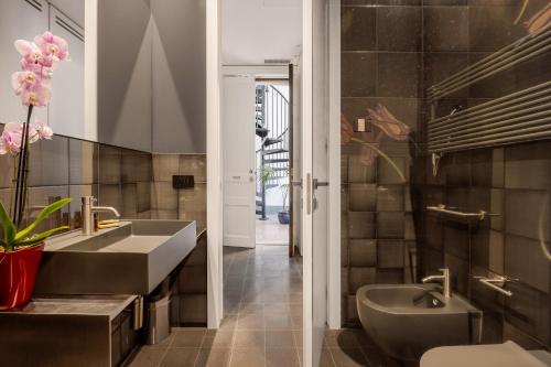 a bathroom with a sink and a toilet at Creuza De Ma in Riposto