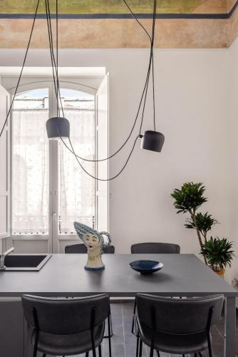 a dining room with a table and chairs at Creuza De Ma in Riposto
