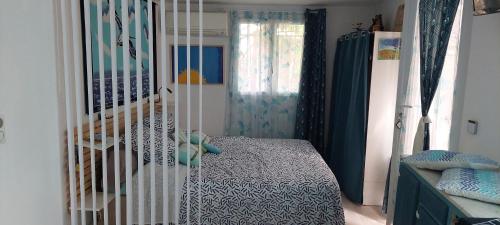 - une chambre avec un lit bébé dans l'établissement L extra Miette, à Mandelieu-la-Napoule