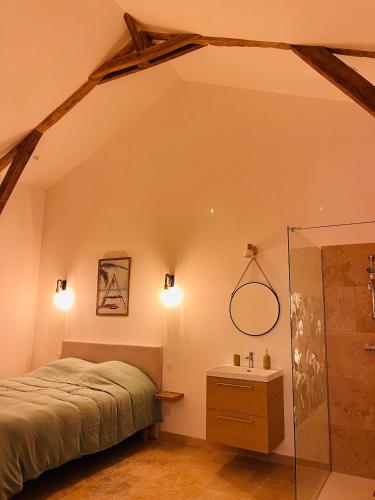 Photo de la galerie de l'établissement Maison entièrement rénovée avec piscine privative, à Esclottes