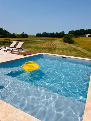Photo de la galerie de l'établissement Maison entièrement rénovée avec piscine privative, à Esclottes