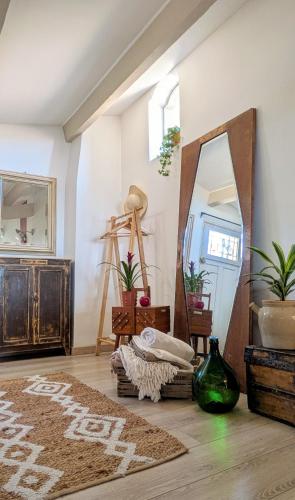 - un salon avec un miroir et un tapis dans l'établissement Le Balcon, vue panoramique au Faron, à Toulon