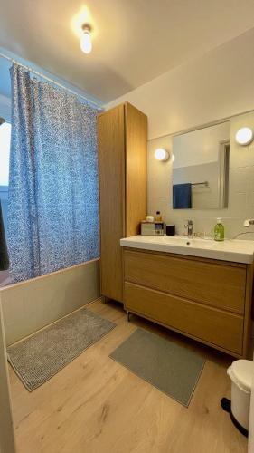 une salle de bain avec un lavabo et un miroir dans l'établissement Ty Leroux - wifi - centre bourg, à Crozon