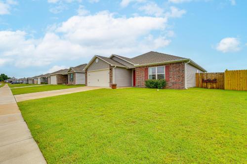 Una casa con un césped verde delante de ella. en Fenced Yard and 2 Mi to Dtwn Siloam Springs Home, en Siloam Springs