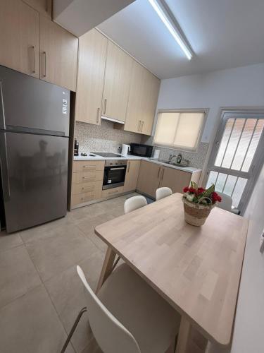 Dapur atau dapur kecil di Stylish 2BR in City Center of Limassol