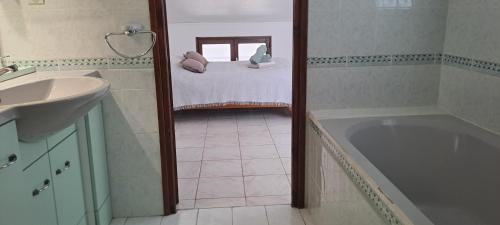 une salle de bain avec une baignoire et un lavabo dans l'établissement DUPLEX T2 vue mer avec le patio et l'arrivée autonome, à La Celle-sous-Gouzon