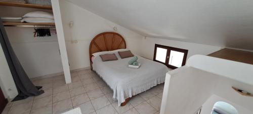 une petite chambre avec un lit dans une pièce dans l'établissement DUPLEX T2 vue mer avec le patio et l'arrivée autonome, à La Celle-sous-Gouzon