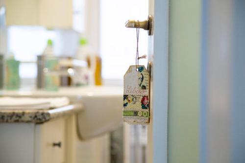 a tag hanging from a door in a bathroom at Casa Angelika near Milan, Malpensa, Rho Fiera in Legnano