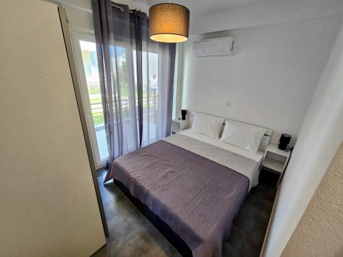 a bedroom with a bed and a large window at Elenidanaib in Ofrínion