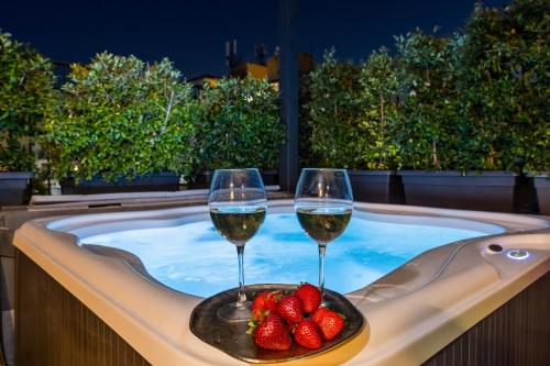 two glasses of wine and strawberries in a hot tub at Creuza De Ma in Riposto