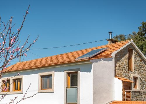 a small white house with a red roof at Casa da Sertã in Sertã