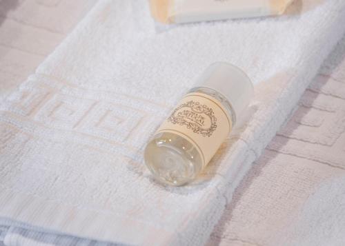 a bottle laying on top of a white towel at Casa da Sertã in Sertã