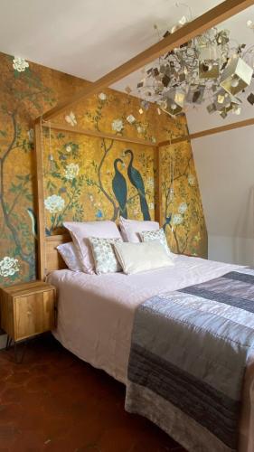 - une chambre avec un grand lit et un mur fleuri dans l'établissement Unique 4 bedroom topfloor flat in a XIX century Mansion in Western Paris, à Ville-dʼAvray