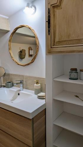 une salle de bain avec un lavabo et un miroir dans l'établissement Le Balcon, vue panoramique au Faron, à Toulon