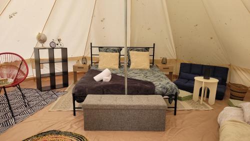 Saint-MesminLogement atypique的帐篷里有一张床的卧室