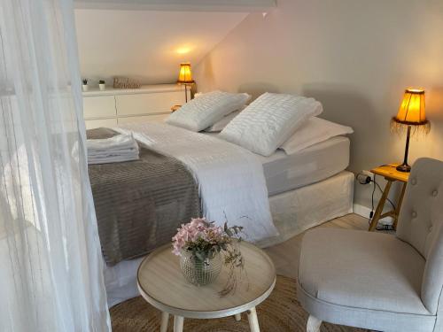 - une chambre avec un lit, une table et une chaise dans l'établissement L'Inattendue - Chambre Cosy à 150m de la plage, à La Bernerie-en-Retz