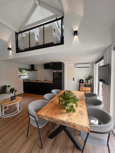 a living room with a wooden table and chairs at Spot Elst vakantiehuis in Elst