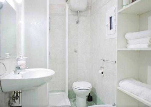ナポリにあるAppartamento Casa Toledoの白いバスルーム(トイレ、シンク付)