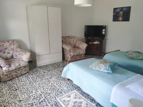 TV a/nebo společenská místnost v ubytování Casa vacanze l'Ulivo