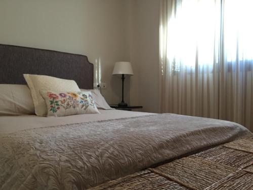 1 dormitorio con 1 cama grande y ventana en Apartamento La Ronda, en Jerez de la Frontera