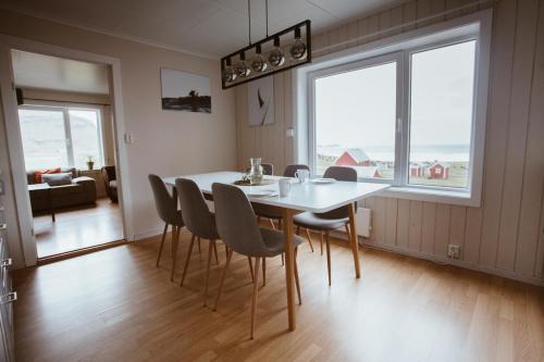 Gambar di galeri bagi Beach apartment with unique view di Ervik