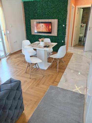 a dining room with a table and chairs and a fireplace at Apartmani Slatinska Oaza in Vrnjačka Banja