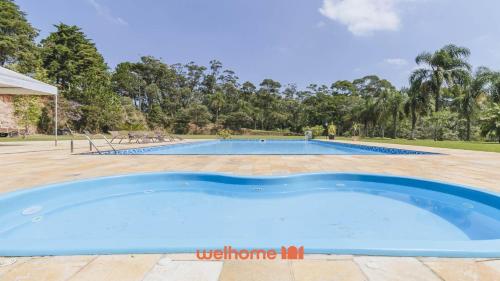 an image of a swimming pool at a villa at Casa de campo em Atibaia com Lareira e Piscina in Atibaia