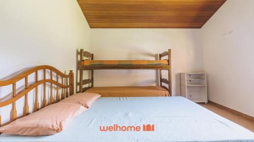a bedroom with two bunk beds and a wooden ceiling at Casa de campo em Atibaia com Lareira e Piscina in Atibaia