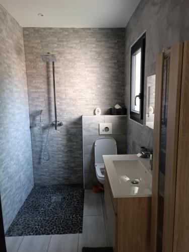 une salle de bain avec une douche, des toilettes et un lavabo dans l'établissement Maison moderne, à Marguerittes