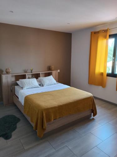 une chambre avec un grand lit et une fenêtre dans l'établissement Maison moderne, à Marguerittes