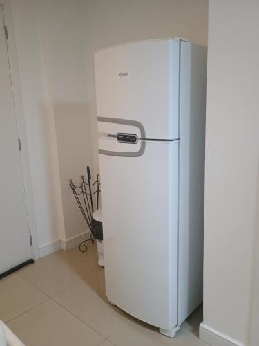 伊泰帕瓦Encantador apê com 2 suítes的墙上厨房里的白色冰箱