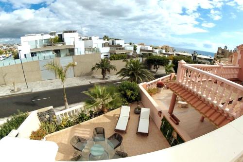 Spacious villa 500 m from the sea! Playa Del Duque