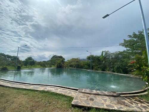 een grote plas water in een veld bij La Puerta de Malacatiupan in Atiquizaya