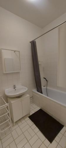 une salle de bain avec un lavabo, une baignoire et des toilettes dans l'établissement Séjour de caractère, à Château-Thierry