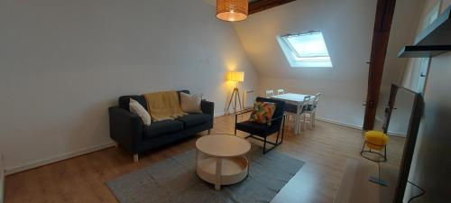 un salon avec un canapé et une table dans l'établissement Séjour de caractère, à Château-Thierry