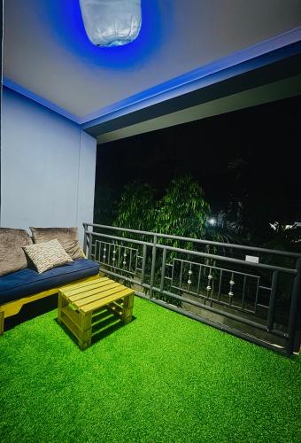 una stanza con balcone con prato verde di In arusha nests ad Arusha