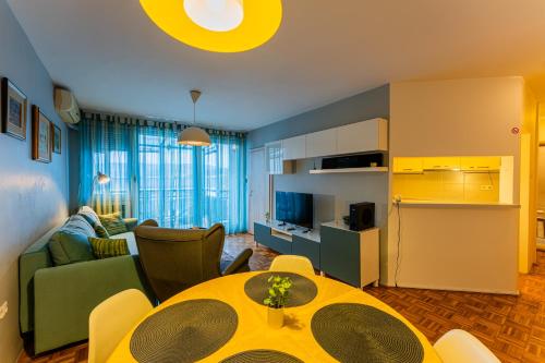 Flexible SelfCheckIns 111 - Zagreb - Parking - 2 Bedrooms - Loggia
