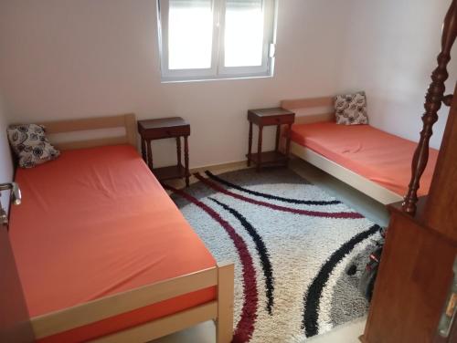 a room with two bunk beds and a window at Nejla apartmani in Burtaiši
