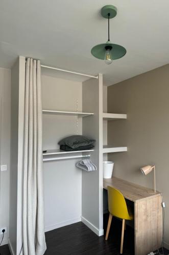 Cette chambre comprend un bureau et une chaise jaune. dans l'établissement Grande chambre privée, Rouen Centre, Colocation, à Rouen