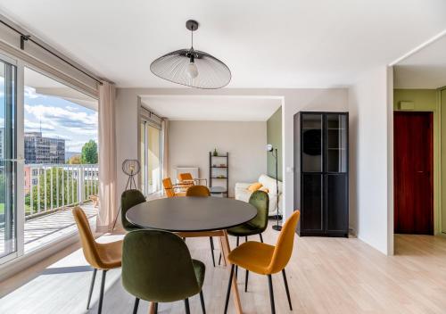 une cuisine et une salle à manger avec une table et des chaises dans l'établissement Grande chambre privée, Rouen Centre, Colocation, à Rouen
