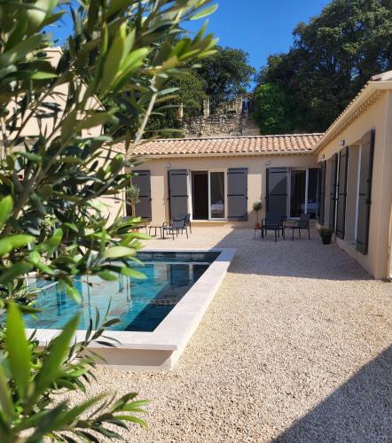 une cour d'une maison avec une piscine dans l'établissement L'Orée du Ventoux - Crillon-le-Brave, à Crillon-le-Brave