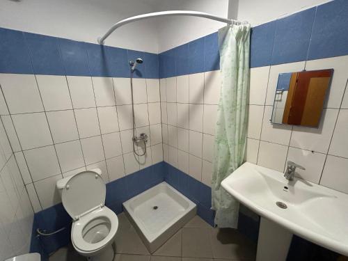 un baño con inodoro y lavabo en Duplex on Fifth, en Sarandë