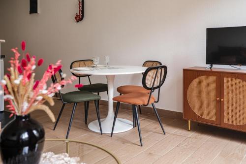 - un salon avec une table et des chaises dans l'établissement Bulle sixties, à Morlaix