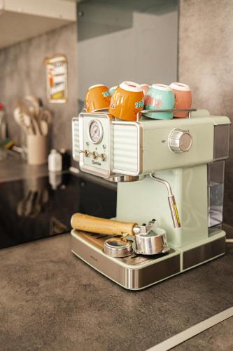 une cafetière sur un comptoir dans une cuisine dans l'établissement Bulle sixties, à Morlaix
