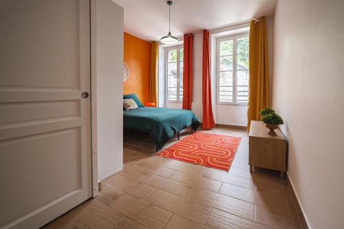 une chambre avec un lit et une fenêtre dans l'établissement Bulle sixties, à Morlaix