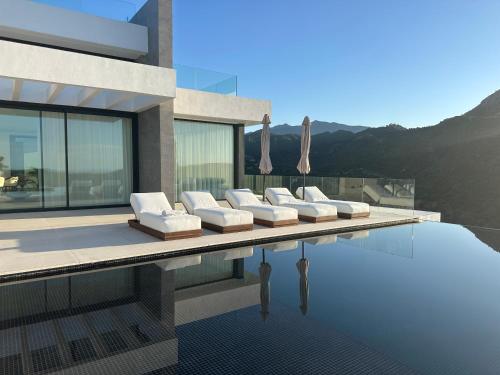 Villa Infinity con Spa y Vistas Panorámicas al Mar y Montaña