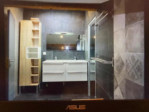 une salle de bain avec un lavabo et une douche dans l'établissement Seawest avec piscine à 5 min de l'océan, à Vielle-Saint-Girons